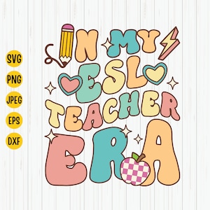 Könnte beinhalten: Farbenfrohes Grafikdesign mit dem Text "IN MY ESL TEACHER ERA" in einer Retro-Schriftart. Das Design umfasst einen Bleistift, einen Blitz, Herzen, Sterne und einen karierten Apfel. Das Design ist in Pastellfarben gehalten.