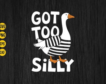 Op de afbeelding: Een witte gans met zwart-witte strepen op zijn lichaam en oranje poten. De gans staat op een zwarte houten achtergrond met de tekst "GOT TOO SILLY" in wit.