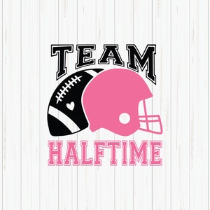 Può includere: Grafica in bianco e nero con il testo "TEAM HALFTIME". La grafica include un pallone da calcio e un casco da football rosa.