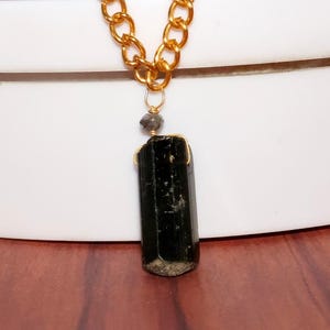 Roher Turmalin Anhänger: 16-Zoll-Gold Filled Kette