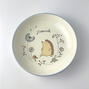 Personlig barntallrik, keramisk tallrik med namn, doppresent, första födelsedag, barnporslin, igelkott, skogsdjur