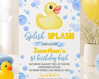 Könnte beinhalten: Eine Geburtstagseinladung mit einer gelben Gummienten-Illustration und blauen Aquarellblasen. Die Einladung lautet "Splish Splash" und kündigt Jonathans 1. Geburtstagsparty an. Ein gelber Ballon und Konfetti sind ebenfalls zu sehen.