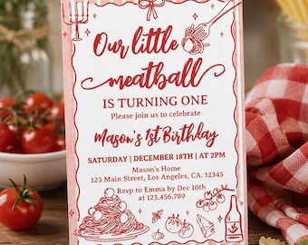 Może przedstawiać: Prostokątne zaproszenie urodzinowe z czerwono-białą obwódką w paski, zawierające czerwony tekst Our little meatball IS TURNING ONE, Mason's 1st Birthday oraz szczegóły wydarzenia, ozdobione rysunkami liniowymi przedstawiającymi makaron i butelkę.