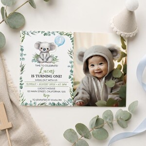 Puede incluir: Una tarjeta de invitaci&oacute;n de cumplea&ntilde;os rectangular con una ilustraci&oacute;n de koala en acuarela, hojas de eucalipto verdes y el texto: TIME TO CELEBRATE! Lucas IS TURNING ONE! HANG OUT WITH US SUNDAY AUGUST 25TH AT 3PM LUCAS'S HOUSE 123 MAIN STREET CALIFORNIA 1235 RSVP TO JENNIFER AT 123.456.789.
