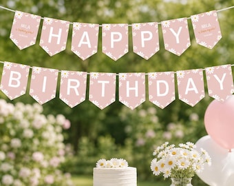 Puede incluir: Una guirnalda de dos filas con banderines de color rosa empolvado con patrones de margaritas blancas y letras blancas grandes que forman HAPPY BIRTHDAY. Los banderines finales incluyen el texto Mila is turning one y una fecha.