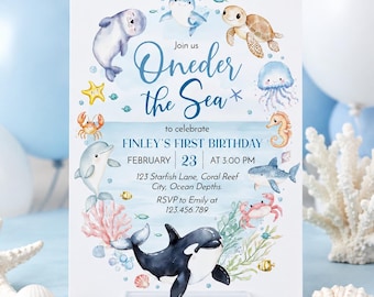Puede incluir: Una tarjeta de invitación de cumpleaños rectangular blanca con ilustraciones en acuarela de criaturas marinas que incluyen una orca, un tiburón, una foca, una tortuga y una medusa. El texto dice Join us Oneder the Sea to celebrate FINLEY'S FIRST BIRTHDAY.