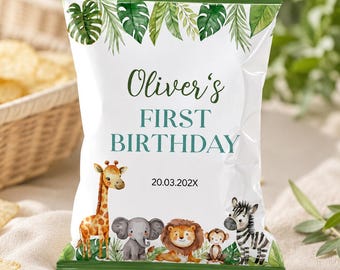 Könnte beinhalten: Eine weiße Snacktüte mit grünem Rand und Dschungel-Motiv, verziert mit Aquarell-Illustrationen von Giraffe, Elefant, Löwe, Affe und Zebra. Der Text lautet Oliver's FIRST BIRTHDAY und 20.03.202X in dunkelgrüner und schwarzer Schrift.