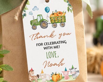 Op de afbeelding: Een wit rechthoekig cadeaulabel met een groene tractor die een wagen met pompoenen trekt, een blauwe ballon met het cijfer één en boerderijdieren met feesthoedjes. De tekst luidt: Thank you FOR CELEBRATING WITH ME! LOVE, Noah.
