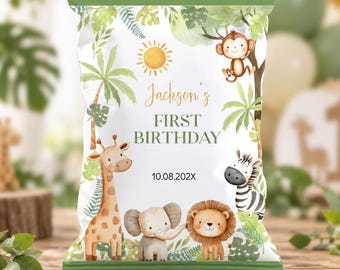 Könnte beinhalten: Eine rechteckige Snacktüte mit weißem Hintergrund und Dschungel-Motiv. Die Illustrationen zeigen eine Giraffe, einen Elefanten, einen Löwen, ein Zebra und einen Affen. Der Text lautet Jackson's FIRST BIRTHDAY und 10.08.202X. Grüne Ränder oben und unten.