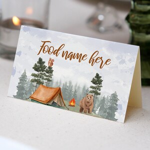 Carte de tente de nourriture d'anniversaire de petit campeur MODIFIABLE, carte de nom de nourriture d'anniversaire des bois, cartes de lieu de fête de camp, téléchargement immédiat. C006