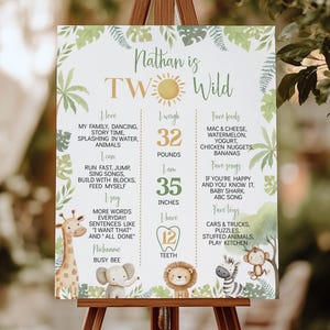 Könnte beinhalten: Personalisiertes Geburtstags-Schild auf einer Staffelei mit Dschungel-Thema und Tierillustrationen. Das Schild zeigt "Nathan ist ZWEI Wild", wiegt 14,5 kg, ist 88,9 cm groß und listet Lieblingsdinge auf.