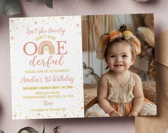 Peut inclure: Une invitation d'anniversaire rose et or avec un arc-en-ciel et le texte "Isn't she lovely, Isn't she one derful". L'invitation est décorée de paillettes dorées et de cœurs. Une photo d'une jeune fille portant un bandeau avec un motif arc-en-ciel est en arrière-plan.