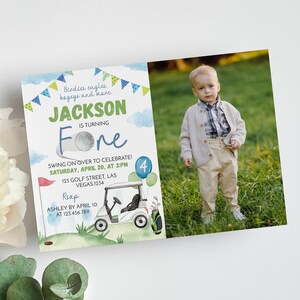 Pode incluir: Um convite de anivers&aacute;rio retangular com tema de golfe, apresentando uma ilustra&ccedil;&atilde;o em aquarela de um carrinho de golfe, uma bola e bandeiras verdes. O texto diz Jackson is turning four, com detalhes do evento e a foto de uma crian&ccedil;a.