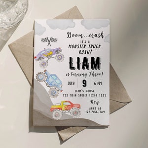 Pu&ograve; includere: Un invito bianco con un tema di monster truck in bianco e nero. L'invito dice "Boom...crash &Egrave; un Monster Truck Bash! Liam compie tre anni! Luglio 9 18:00 Casa di Liam 123 Main Street Texas 1235 Rsrp Anna Al 123.956.789". L'invito ha un'illustrazione ad acquerello di tre monster truck.