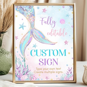 Puede incluir: Un letrero enmarcado con un diseño de cola de sirena en colores pastel. El letrero dice "Totalmente editable" y "Custom Sign". El marco es dorado y el fondo presenta estrellas de mar y conchas.