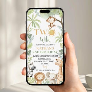Puede incluir: Un teléfono inteligente muestra una invitación de cumpleaños con temática de jungla. El diseño presenta un mono, una cebra, un león, un elefante y una jirafa. El texto dice "Two Wild" y los detalles de la fiesta. Sostenido en una mano.