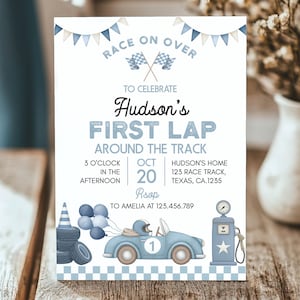 以下が含まれることがあります： 「Race on Over」と「Hudson's First Lap」の文字が入った、水色のレーシングカーをテーマにした招待状。 レーシングカー、タイヤ、風船、ガソリンスタンドのイラストが含まれています。 日付は10月20日です。