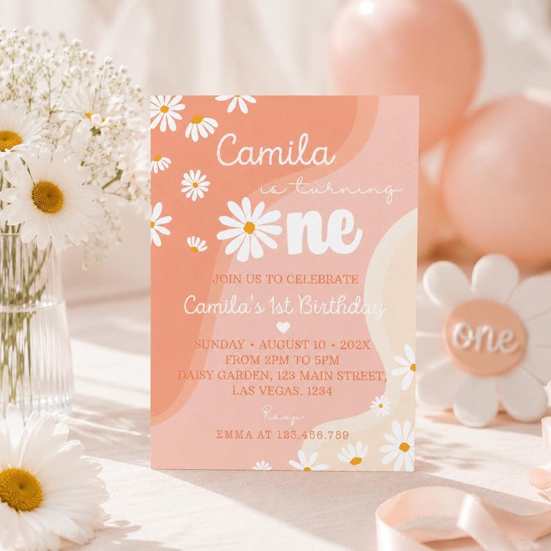 Peut inclure: Une carte d'invitation d'anniversaire rectangulaire avec un fond p&ecirc;che et cr&egrave;me et des marguerites blanches. Le texte indique : Camila is turning one, Join us to celebrate Camila's 1st Birthday, Sunday, August 10, 202X, from 2pm to 5pm, Daisy Garden, 123 Main Street, Las Vegas, 1234, RSVP Emma at 123.456.789.