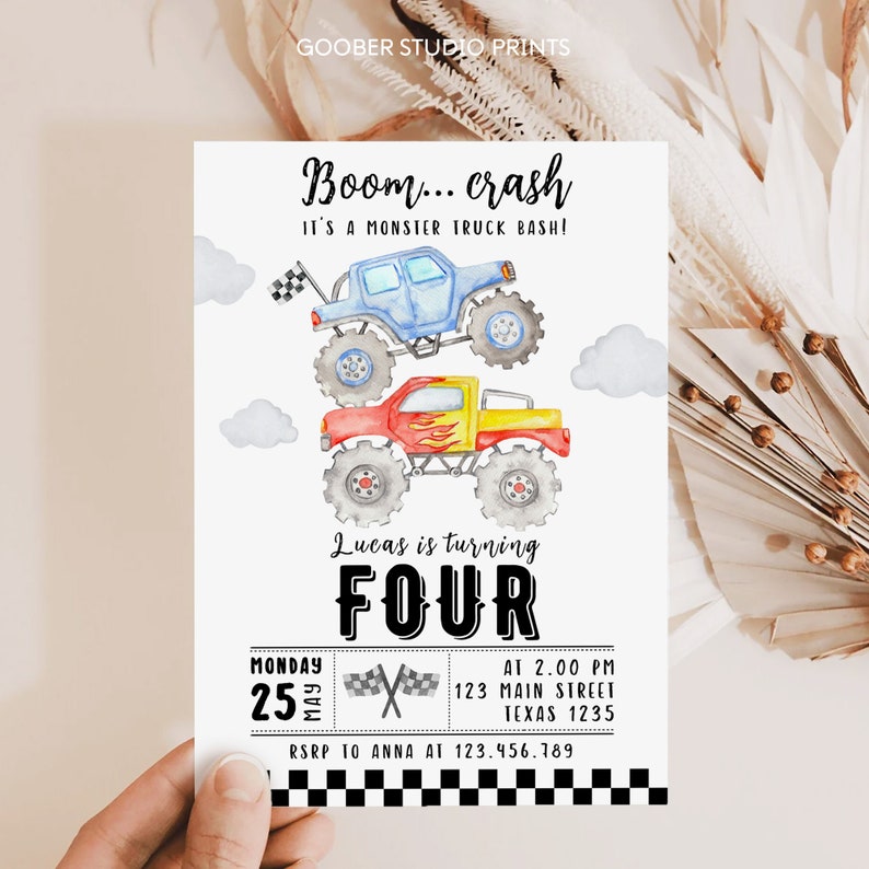 Puede incluir: Una tarjeta de invitaci&oacute;n rectangular con ilustraciones en acuarela de un cami&oacute;n monstruo azul y otro rojo, nubes y banderas a cuadros. El texto dice: Boom... crash IT'S A MONSTER TRUCK BASH! Lucas is turning FOUR, lunes 25 de mayo a las 14:00.