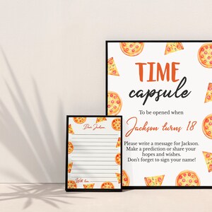 Pu&ograve; includere: Due cartelli incorniciati con un motivo a pizza. Il cartello pi&ugrave; grande recita: TIME capsule To be opened when Jackson turns 18. Please write a message for Jackson. Make a prediction or share your hopes and wishes. Don't forget to sign your name! Il cartello pi&ugrave; piccolo presenta delle righe.