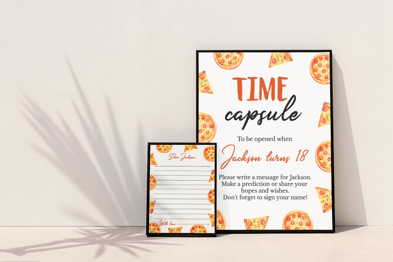 Pu&ograve; includere: Due cartelli incorniciati con un motivo a pizza. Il cartello pi&ugrave; grande recita: TIME capsule To be opened when Jackson turns 18. Please write a message for Jackson. Make a prediction or share your hopes and wishes. Don't forget to sign your name! Il cartello pi&ugrave; piccolo presenta delle righe.