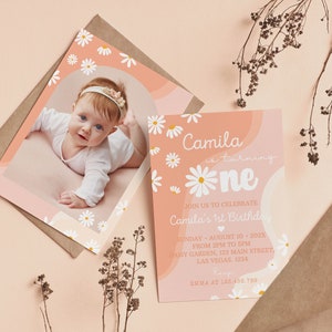 Peut inclure: Une carte d'invitation d'anniversaire avec la photo d'un b&eacute;b&eacute; et le texte Camila is turning one, join us to celebrate Camila's 1st birthday, Sunday August 10 202X from 2pm to 5pm, Daisy Garden, 123 Main Street, Las Vegas, 1234, RSVP Emma at 123.456.789.