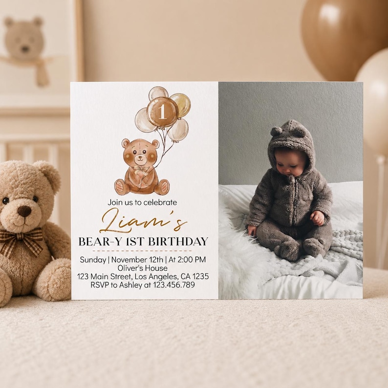 Op de afbeelding: Een rechthoekige verjaardagsuitnodiging met een aquarelillustratie van een bruine teddybeer die een tros ballonnen met het cijfer 1 vasthoudt. De tekst luidt: Join us to celebrate Liam's BEAR-Y 1ST BIRTHDAY, zondag 12 november, 14:00 uur.