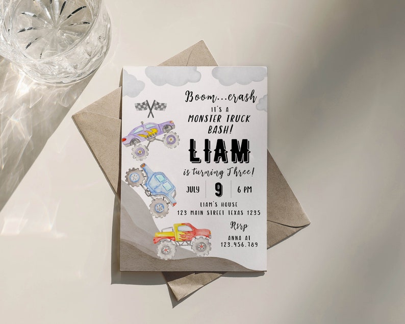 Pu&ograve; includere: Un invito bianco con un tema di monster truck in bianco e nero. L'invito dice "Boom...crash &Egrave; un Monster Truck Bash! Liam compie tre anni! Luglio 9 18:00 Casa di Liam 123 Main Street Texas 1235 Rsrp Anna Al 123.956.789". L'invito ha un'illustrazione ad acquerello di tre monster truck.