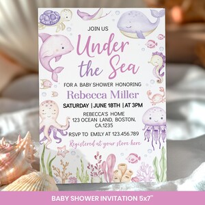 Puede incluir: Una tarjeta de invitaci&oacute;n rectangular para baby shower con ilustraciones en acuarela de criaturas marinas que incluyen una ballena, un delf&iacute;n, un pulpo y una tortuga en tonos morados y rosas. El texto dice JOIN US Under the Sea FOR A BABY SHOWER HONORING Rebecca Miller SATURDAY | JUNE 18TH | AT 3PM REBECCA'S HOME 123 OCEAN LAND, BOSTON, CA.1235 RSVP TO EMILY AT 123.456.789 Registered at your store here.