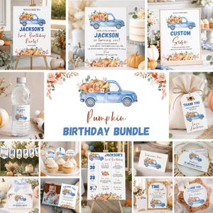 Pu&ograve; includere: Un set per feste di compleanno a tema zucca con un'illustrazione di un camioncino blu e zucche, che include cartelli, etichette per bottiglie d'acqua, etichette regalo, decorazioni per cupcake, uno striscione e poster con testo come Jackson's first birthday party.