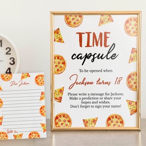 Pu&ograve; includere: Un cartello incorniciato e un biglietto coordinato con un motivo a pizza. Il cartello recita: TIME capsule To be opened when Jackson turns 18. Please write a message for Jackson. Make a prediction or share your hopes and wishes. Don't forget to sign your name!