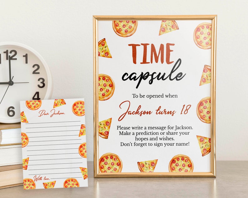 Pu&ograve; includere: Un cartello incorniciato e un biglietto coordinato con un motivo a pizza. Il cartello recita: TIME capsule To be opened when Jackson turns 18. Please write a message for Jackson. Make a prediction or share your hopes and wishes. Don't forget to sign your name!