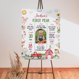 K&ouml;nnte beinhalten: Ein wei&szlig;-rotes Bauernhof-First-Birthday-Meilenstein-Poster mit einem Foto eines kleinen Jungen. Das Poster enth&auml;lt den Namen des Babys, Jackson, und Details &uuml;ber sein erstes Jahr, einschlie&szlig;lich seines Gewichts, seiner Gr&ouml;&szlig;e, seiner Lieblingsessen, Lieder und Aktivit&auml;ten.