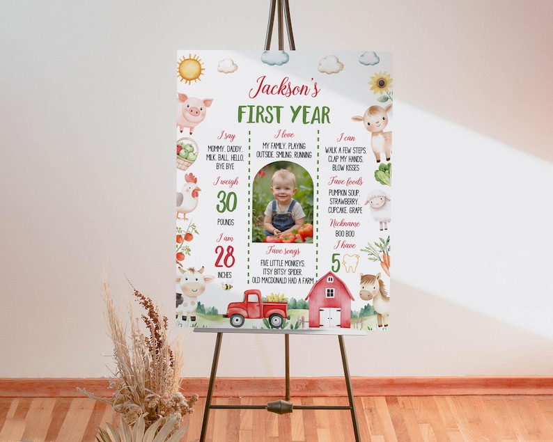 K&ouml;nnte beinhalten: Ein wei&szlig;-rotes Bauernhof-First-Birthday-Meilenstein-Poster mit einem Foto eines kleinen Jungen. Das Poster enth&auml;lt den Namen des Babys, Jackson, und Details &uuml;ber sein erstes Jahr, einschlie&szlig;lich seines Gewichts, seiner Gr&ouml;&szlig;e, seiner Lieblingsessen, Lieder und Aktivit&auml;ten.
