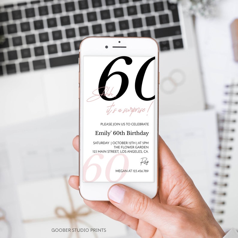 K&ouml;nnte beinhalten: Ein wei&szlig;es Smartphone mit einer digitalen Einladung zum 60. Geburtstag. Auf dem Bildschirm steht in gro&szlig;er schwarzer Schrift 60, Shhh... it's a surprise!, Emily' 60th Birthday sowie Veranstaltungsdetails wie Datum, Uhrzeit und Ort.