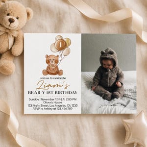Op de afbeelding: Een rechthoekige verjaardagsuitnodiging met een aquarelillustratie van een bruine teddybeer die een bos ballonnen met het cijfer 1 vasthoudt. De tekst luidt: Join us to celebrate Liam's BEAR-Y 1ST BIRTHDAY, Sunday, November 12th, 2:00 PM.