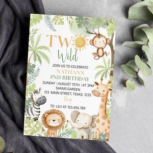 Pu&ograve; includere: Un invito di compleanno a tema giungla con uno schema di colori verde, marrone e arancione. L'invito dice "Two Wild" e include il testo "Join us to celebrate Nathan's 2nd Birthday". L'invito include anche la data, l'ora e il luogo della festa.