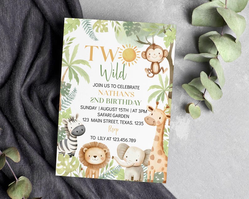 Pu&ograve; includere: Un invito di compleanno a tema giungla con uno schema di colori verde, marrone e arancione. L'invito dice "Two Wild" e include il testo "Join us to celebrate Nathan's 2nd Birthday". L'invito include anche la data, l'ora e il luogo della festa.