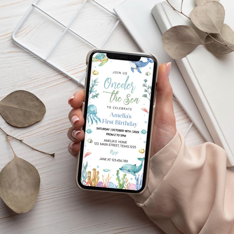 Puede incluir: Una invitaci&oacute;n digital azul y verde para una fiesta de primer cumplea&ntilde;os con el texto "Oneder the Sea" y una ilustraci&oacute;n de acuarela de una ballena, una medusa y tortugas marinas. La invitaci&oacute;n incluye la fecha, la hora y la ubicaci&oacute;n de la fiesta.
