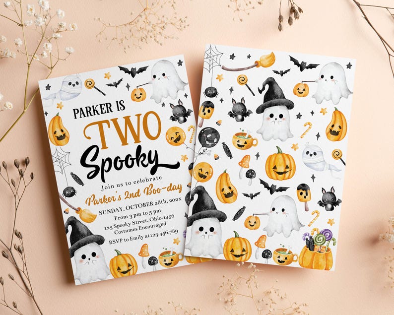 以下が含まれることがあります： ハロウィーンをテーマにした2枚の長方形の招待状。水彩画風の幽霊、カボチャ、コウモリ、クモのイラストが描かれています。テキストには「Parker is Two Spooky, join us to celebrate Parker's 2nd Boo-day, Sunday, October 28th, 202X, 123 Spooky Street, Ohio」と記載されています。