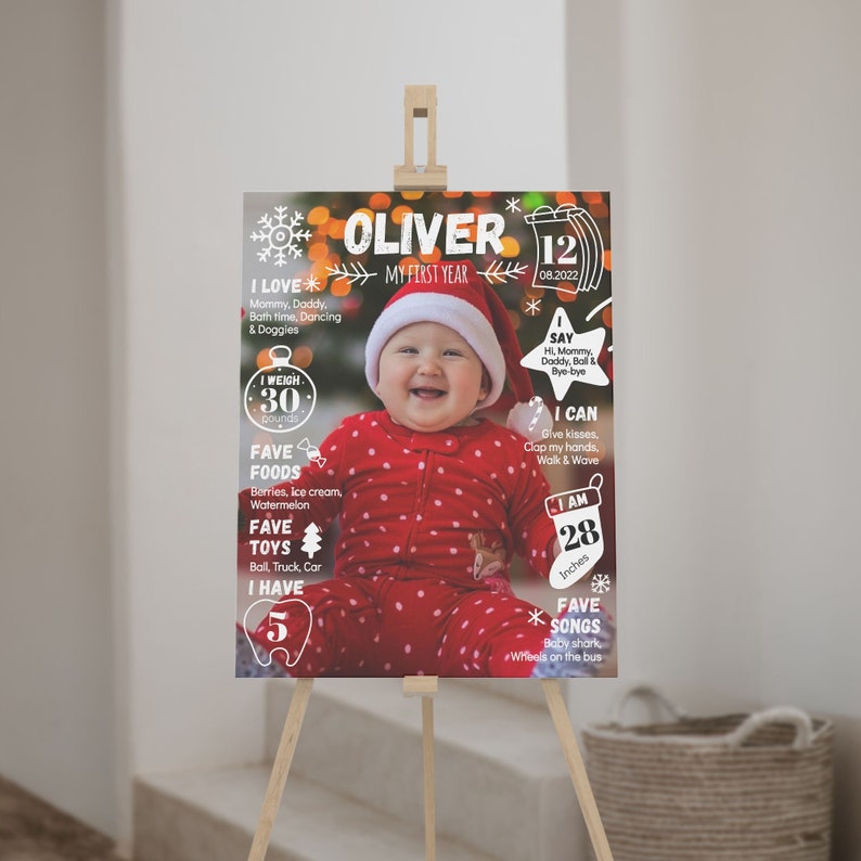 Puede incluir: Un p&oacute;ster rectangular de hitos con la foto de un beb&eacute; con un conjunto rojo de lunares y gorro de Pap&aacute; Noel. El texto incluye el nombre Oliver, My First Year, y detalles como I Love, I Say, I Weigh 13,6 kg, I Can, I Am 71 cm, Fave Foods, Fave Toys, I Have 5 dientes, y Fave Songs.