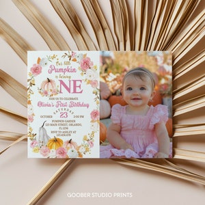 Pu&ograve; includere: Un invito di primo compleanno rosa e oro con una foto di una bambina in un vestito rosa. L'invito presenta una zucca, fiori e il testo "La nostra piccola zucca compie un anno".
