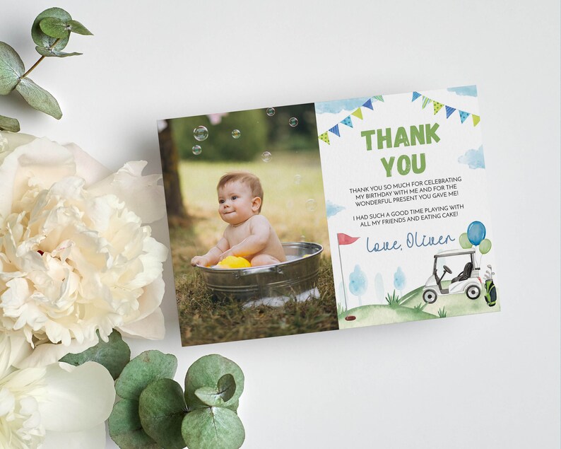 Pode incluir: Um cart&atilde;o de agradecimento com uma foto de um beb&ecirc; em uma banheira com bolhas. O cart&atilde;o tem um fundo aquarela verde e azul com um carrinho de golfe e o texto "Obrigado" e "Com amor, Oliver".