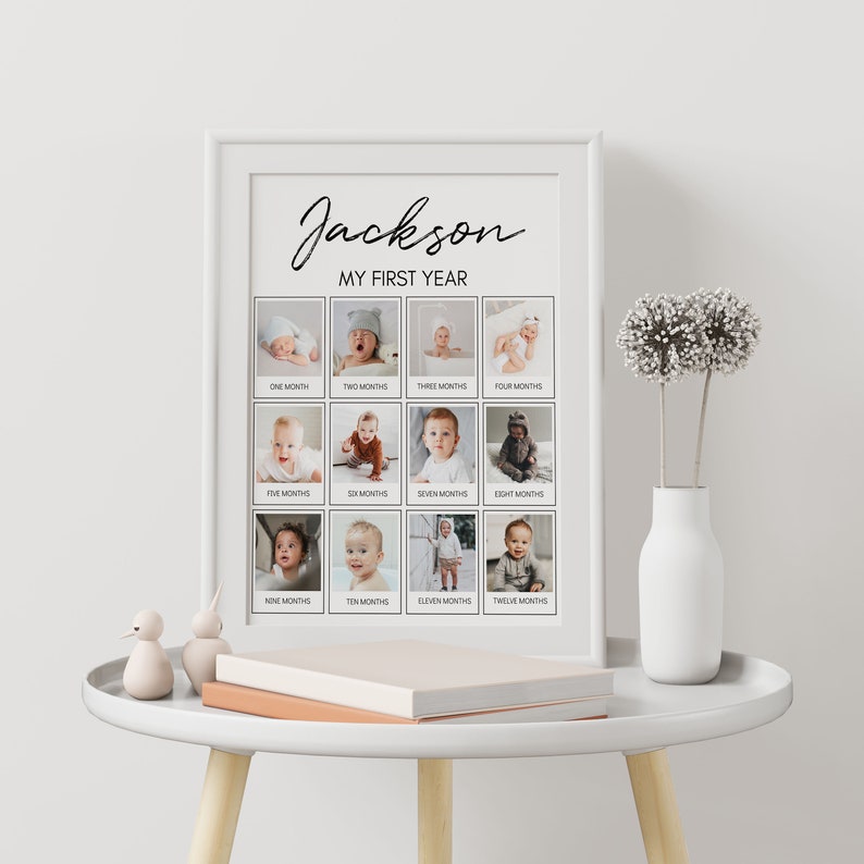 Op de afbeelding: Een wit ingelijste collage met de titel Jackson My First Year, met twaalf individuele foto's van een baby, elk gelabeld met een maand van &eacute;&eacute;n tot twaalf, weergegeven in een rasterformaat op een witte achtergrond in de lijst.