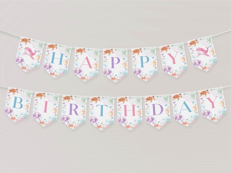 Peut inclure: Une banni&egrave;re blanche et bleue avec les mots "Happy Birthday" en lettres roses, bleues et violettes. La banni&egrave;re est d&eacute;cor&eacute;e de cr&eacute;atures marines, y compris des hippocampes, des &eacute;toiles de mer et des tortues.