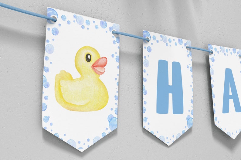 Puede incluir: Una guirnalda decorativa con banderines rectangulares blancos colgados de un cordel azul claro. Cada bander&iacute;n muestra una ilustraci&oacute;n en acuarela de un patito de goma amarillo o una letra azul, rodeados por burbujas azules.