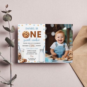 Pu&ograve; includere: Un invito di compleanno blu e marrone con una foto di un bambino. L'invito dice "Daniel ha un anno, un dolce biscotto" e include i dettagli della festa, tra cui la data, l'ora e il luogo.
