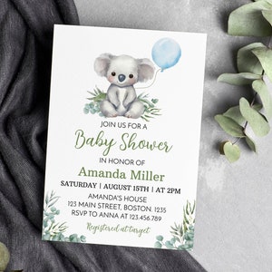 K&ouml;nnte beinhalten: Eine wei&szlig;e, rechteckige Babyparty-Einladungskarte mit einer Aquarellillustration eines grauen Koalas, der einen hellblauen Luftballon h&auml;lt, umgeben von gr&uuml;nen Eukalyptusbl&auml;ttern, mit schwarzem und gr&uuml;nem Text zu den Veranstaltungsdetails.