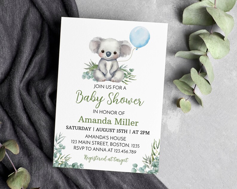 K&ouml;nnte beinhalten: Eine wei&szlig;e, rechteckige Babyparty-Einladungskarte mit einer Aquarellillustration eines grauen Koalas, der einen hellblauen Luftballon h&auml;lt, umgeben von gr&uuml;nen Eukalyptusbl&auml;ttern, mit schwarzem und gr&uuml;nem Text zu den Veranstaltungsdetails.