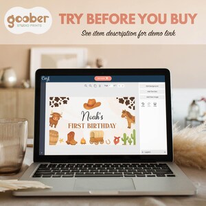Puede incluir: Una pantalla de port&aacute;til que muestra una plantilla de invitaci&oacute;n digital con tem&aacute;tica del oeste. El dise&ntilde;o incluye un sombrero de vaquero marr&oacute;n, un toro, un caballo, un barril, botas, una fogata, una carreta y cactus, con el texto Noah's FIRST BIRTHDAY.